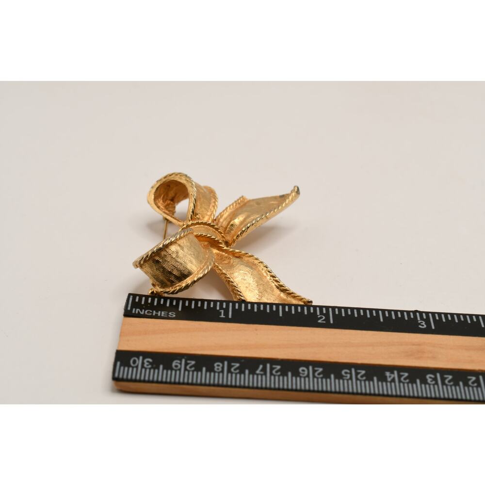 Vintage Gay Boyer Gold Tone Bow Brooch Textured Ribbon Signed - Picture 6 of 11